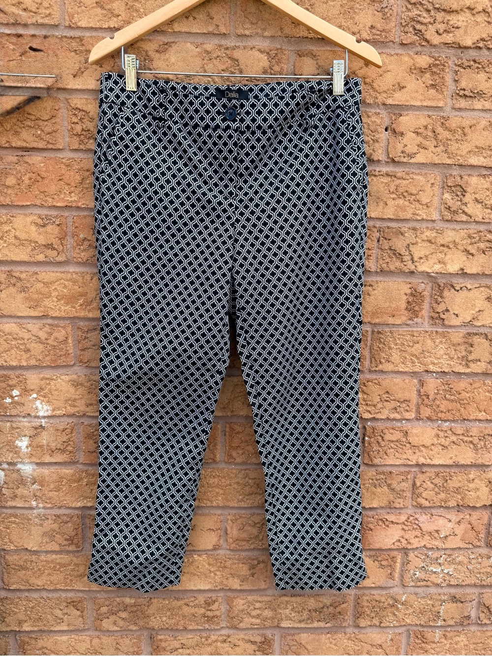 💫4/$25 • Dalia Black & White Geometric Print Ankle Pants